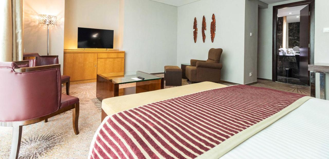 Cambridge Hotel Medan Kültér fotó