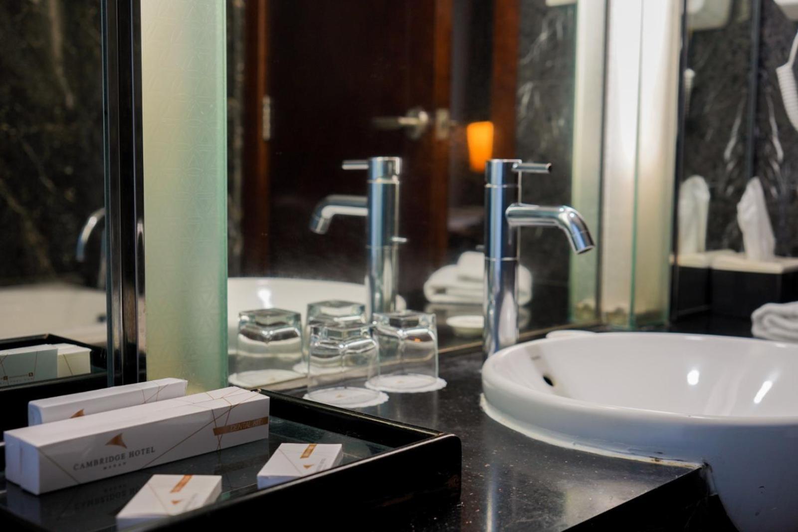 Cambridge Hotel Medan Kültér fotó